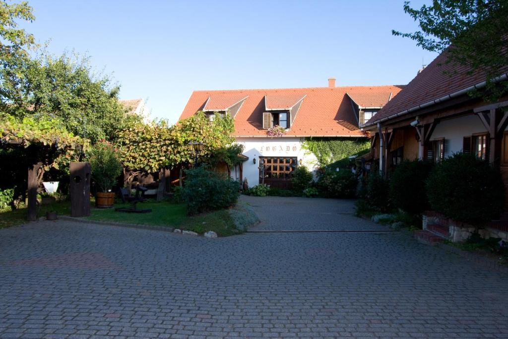 Fogado Az Oereg Preshez Mor Exterior photo