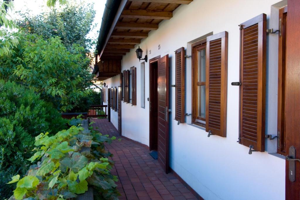 Fogado Az Oereg Preshez Mor Exterior photo